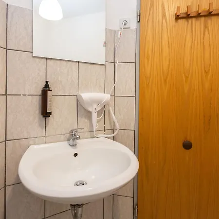 Fullhouse - Halle - K46 - Nespresso - 2 Queensize Beds - Smarttv