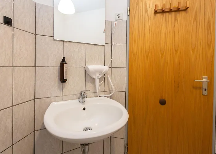 Fullhouse - Halle - K46 - Nespresso - 2 Queensize Beds - Smarttv